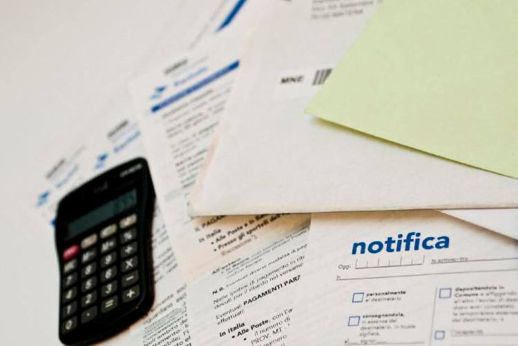 Rottamazione cartelle esattoriali, sanatoria debiti 2 mila euro: tetto al contante fino a 10 mila euro