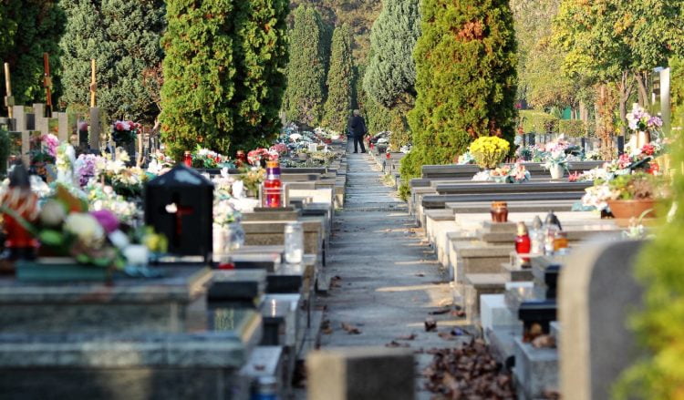 Scicli, muore al cimitero mentre porta i fiori alla moglie defunta