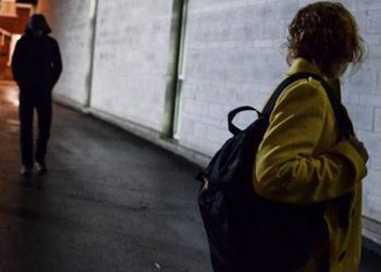 Comiso, segue 3 ragazze armato di un grosso tubo in metallo poi aggredisce agenti: arrestato