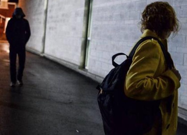 Comiso, segue 3 ragazze armato di un grosso tubo in metallo poi aggredisce agenti: arrestato