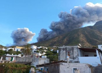 Stromboli, eruzione in corso, crollo parziale della terrazza craterica