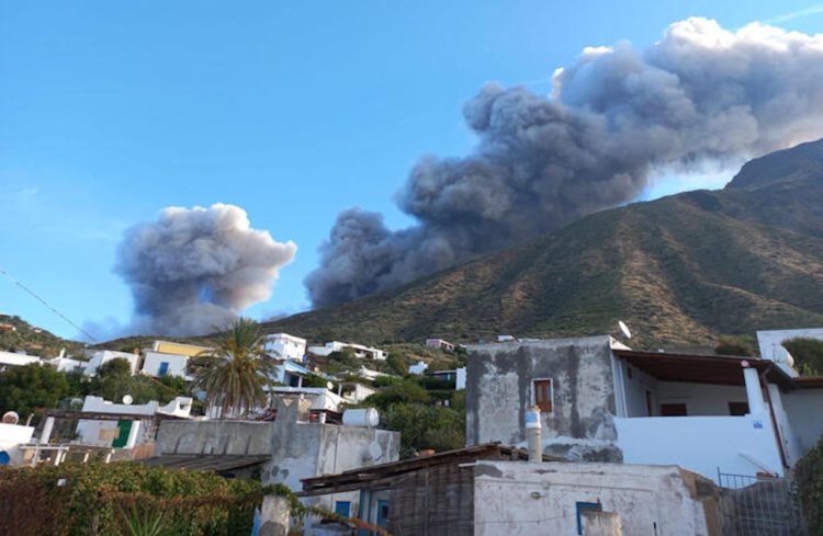 Stromboli, eruzione in corso, crollo parziale della terrazza craterica