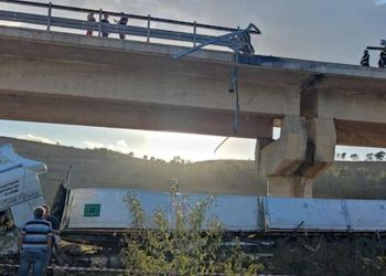 Terribile incidente in Sicilia, tir vola giù da un viadotto