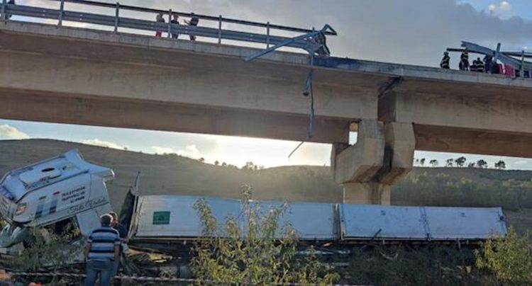 Terribile incidente in Sicilia, tir vola giù da un viadotto