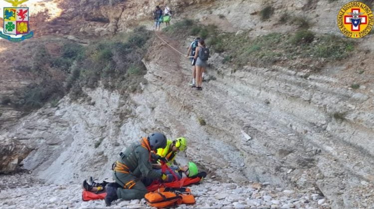 Turista precipita da scogliera a Castellammare: salvata con elicottero