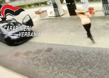 Sperona 15 auto e punta fucile contro carabinieri e passanti