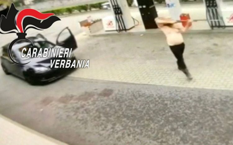 Sperona 15 auto e punta fucile contro carabinieri e passanti