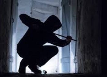 Vittoria, preso ladro di appartamento: refurtiva nascosta in un trolley