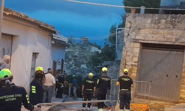 Voragine e frana in un casa antica a Vittoria