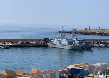 Continuano gli sbarchi di migranti a Lampedusa, neonato trovato morto
