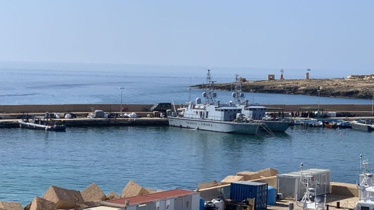 Continuano gli sbarchi di migranti a Lampedusa, neonato trovato morto