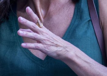 Violenza donne, giocatori Lnd Sicilia in campo con un segno rosso in volto