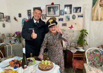 Parenti bloccati dal maltempo, a Favignana zia Rosina festeggia i 101 anni con i carabinieri