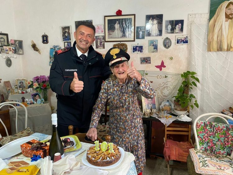Parenti bloccati dal maltempo, a Favignana zia Rosina festeggia i 101 anni con i carabinieri