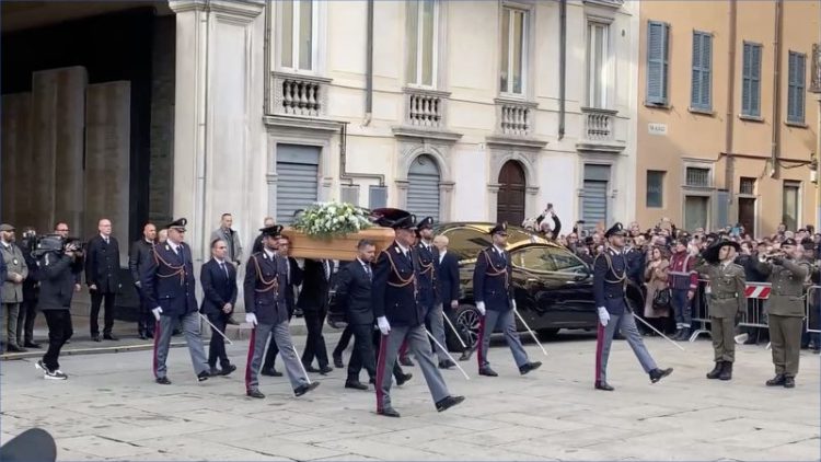 Maroni, a Varese i funerali di Stato per l’ultimo saluto