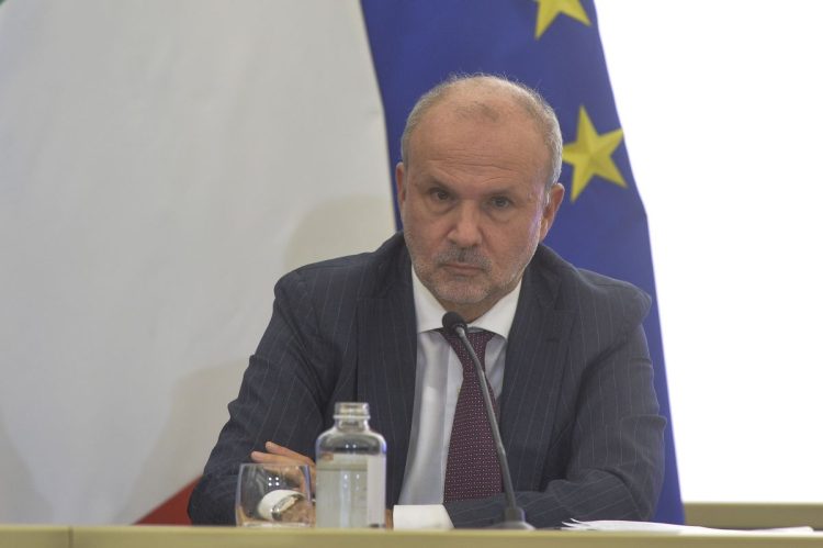 Sanità, Schillaci “Stipendi migliori a chi passa più ore in corsia”