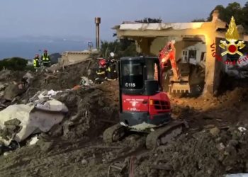 A Ischia si continua a scavare, ancora 4 persone disperse