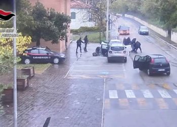Armi in mano tentano rapina a ufficio postale ma trovano i carabinieri
