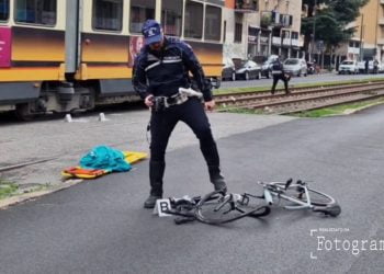 Milano, tram lo investe mentre attraversa binari. Muore a 14 anni