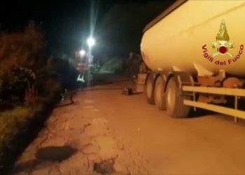 Latina, si ribalta autocisterna carica di Gpl