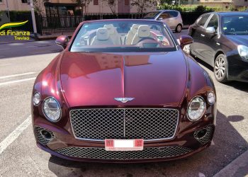 Treviso, guida Bentley da 250mila euro ma importata in contrabbando