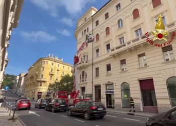 Sisma Marche, messa in sicurezza la facciata di un palazzo ad Ancona