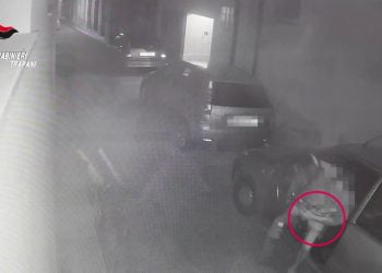 Brucia escavatore con una molotov, arrestato 45enne nel trapanese