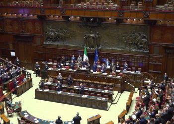 Maroni, alla Camera un minuto di silenzio e un lungo applauso