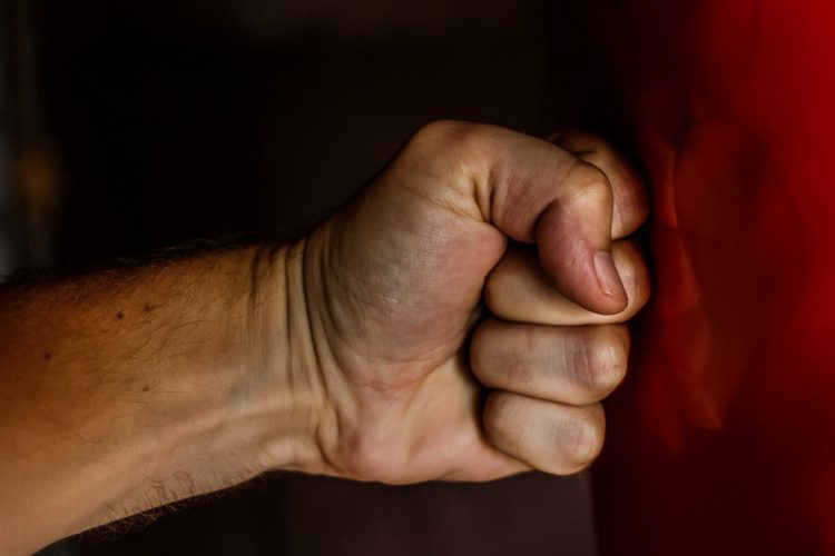 Poliziotta presa a pugni in faccia, finisce in ospedale