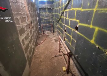 Bunker per nascondere latitanti e droga scoperti nel Napoletano
