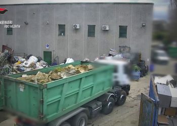 Azienda abbandonava rifiuti pericolosi, 16 indagati a Vibo Valentia
