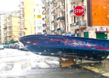 Rifiuti ingombranti a Palermo, una braca ormeggiata a Brancaccio: è incredibile