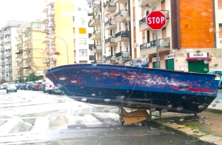 Rifiuti ingombranti a Palermo, una braca ormeggiata a Brancaccio: è incredibile