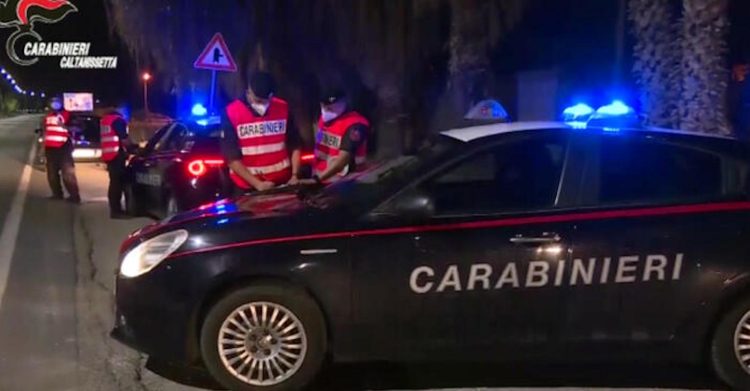 Spara ai cani della ex e alla cugina della donna, arrestato