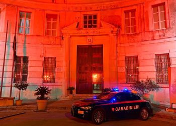 Ragusa, caserme dei carabinieri illuminate d'arancione contro la violenza sulle donne