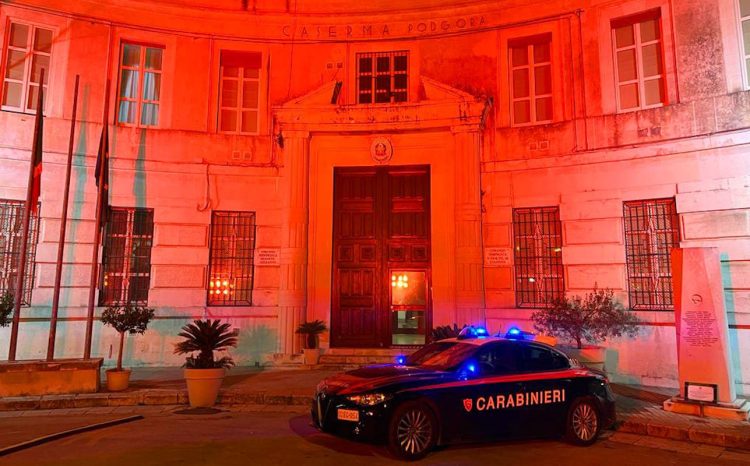 Ragusa, caserme dei carabinieri illuminate d'arancione contro la violenza sulle donne
