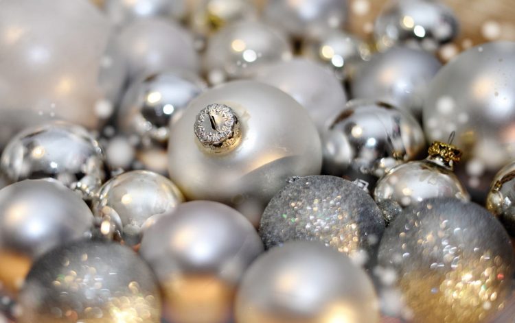 Tendenze albero di Natale 2022: come decorare l'albero e quale colori scegliere