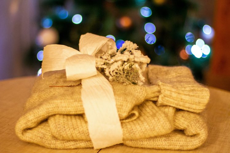 Come lavare i maglioni di cashmere a casa, a mano o in lavatrice