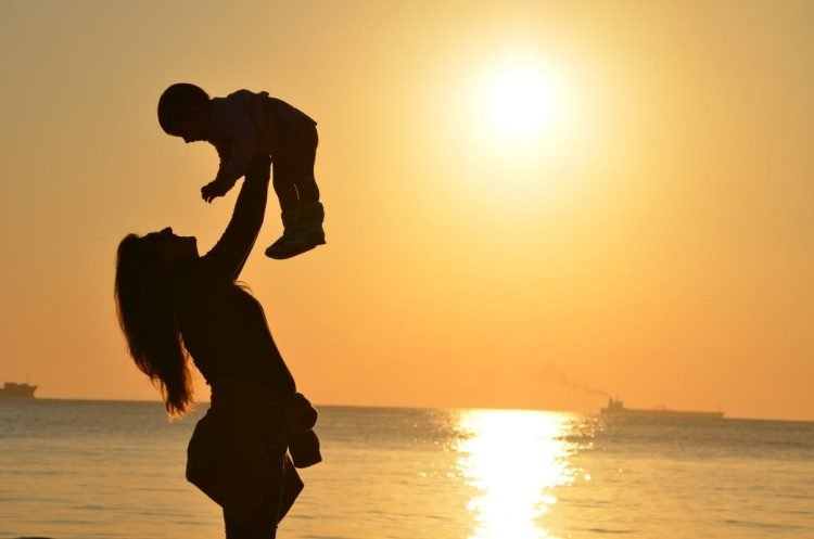 Congedo parentale, arriva il salvadanaio del tempo per le mamme: ecco cos'è