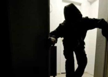 Ladri nella scuola a Vittoria: rubati tv e pc