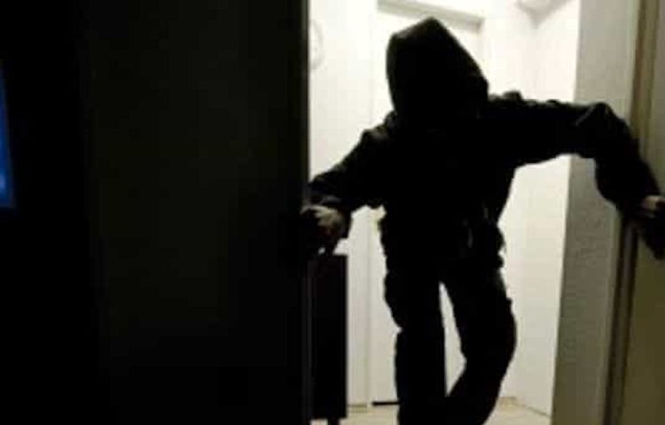 Ladri nella scuola a Vittoria: rubati tv e pc