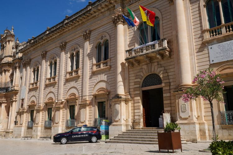 Scicli, furto in una scuola: denunciati sciclitani
