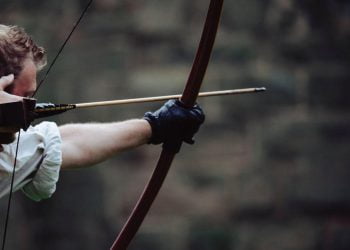 Un uomo di 41 anni peruviano è morto dopo essere stato colpito la scorsa notte nel centro storico di Genova da una freccia al torace scoccata con un arco. È successo in vico Archivolto dei Franchi, vicino vico Mele. Sul posto è intervenuto il personale del 118 con l'automedica. L'uomo è stato portato in codice rosso, il più grave, all'ospedale San Martino dove è stato ricoverato in prognosi riservata per poi essere sottoposto ad un trapianto di fegato. I carabinieri hanno arrestato un italiano di 63 anni con l'accusa di omicidio. Secondo quanto ricostruito dai carabinieri del nucleo radiomobile, l'uomo che ha scoccato la freccia sarebbe stato infastidito dalle urla della vittima contro un suo connazionale con cui stava litigando. L'uomo si sarebbe affacciato alla finestra e, dopo avere imbracciato l'arco ha scagliato la freccia: i militari lo hanno disarmato e arrestato. I militari hanno sequestrato in casa dell'arrestato tre archi e trenta frecce tutte costruite da lui. Secondo quanto ricostruito, l'uomo è un artigiano originario della provincia di Varese, che ha la passione per archi e frecce. Ai militari ha raccontato di avere sentito i due litigare sotto casa sua e di averli invitati più volte a smettere. I due, per tutta risposta, lo hanno insultato e avrebbero lanciato degli oggetti contro la sua finestra. L'artigiano li ha minacciati di prendere l'arco per spaventarli ma loro hanno risposto con altre minacce. A quel punto ha imbracciato l'arma artigianale e scoccato il dardo che ha trafitto uno dei due. La vittima si chiamava Alfredo Javier Romero Miranda. L'omicida è Evaristo Scalco.