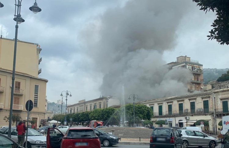 Grosso incendio in un negozio a Modica Bassa