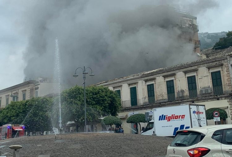 A fuoco un negozio a Modica Bassa: intossicato un anziano