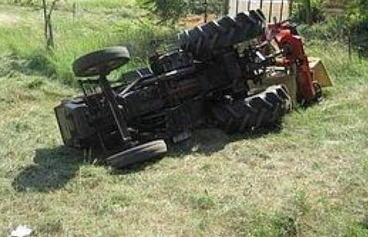 Incidente sul lavoro a Marsala, uomo finisce sotto il trattore e muore