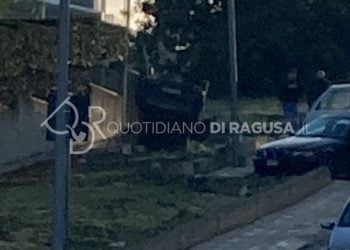 Incidente a Modica, auto cappotta: un ferito