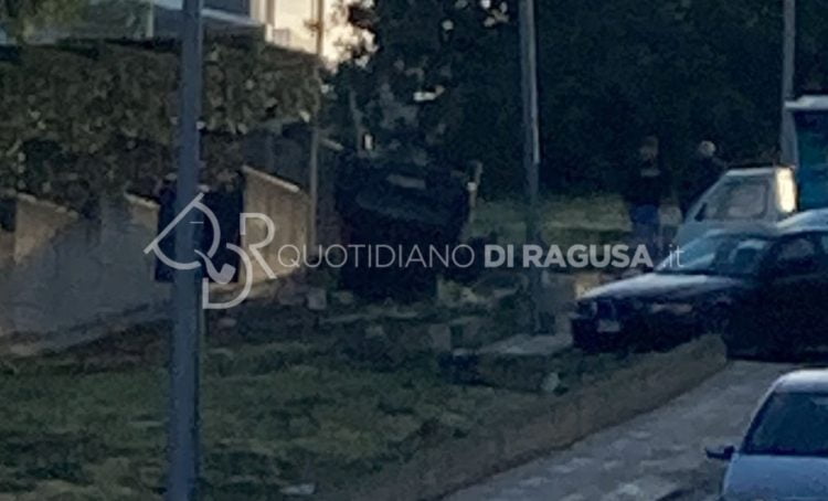 Incidente a Modica, auto cappotta: un ferito