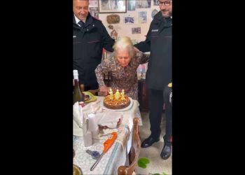 Favignana isolata, zia Rosina festeggia i 101 anni con i carabinieri