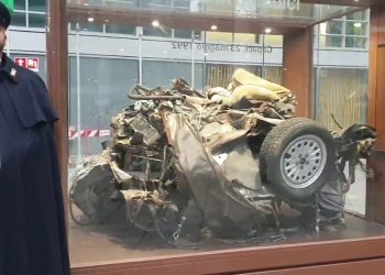 I resti dell’auto della scorta di Falcone esposti a Milano